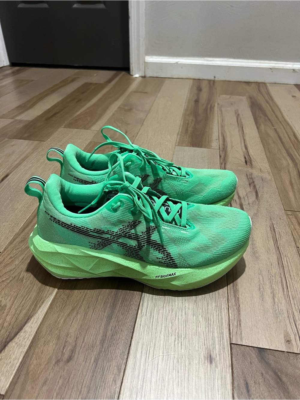 ASICS Novablast 5 Running Shoes Womens 8.5 Green Cushioned Sneakers Athletic - Picture 2 of 11